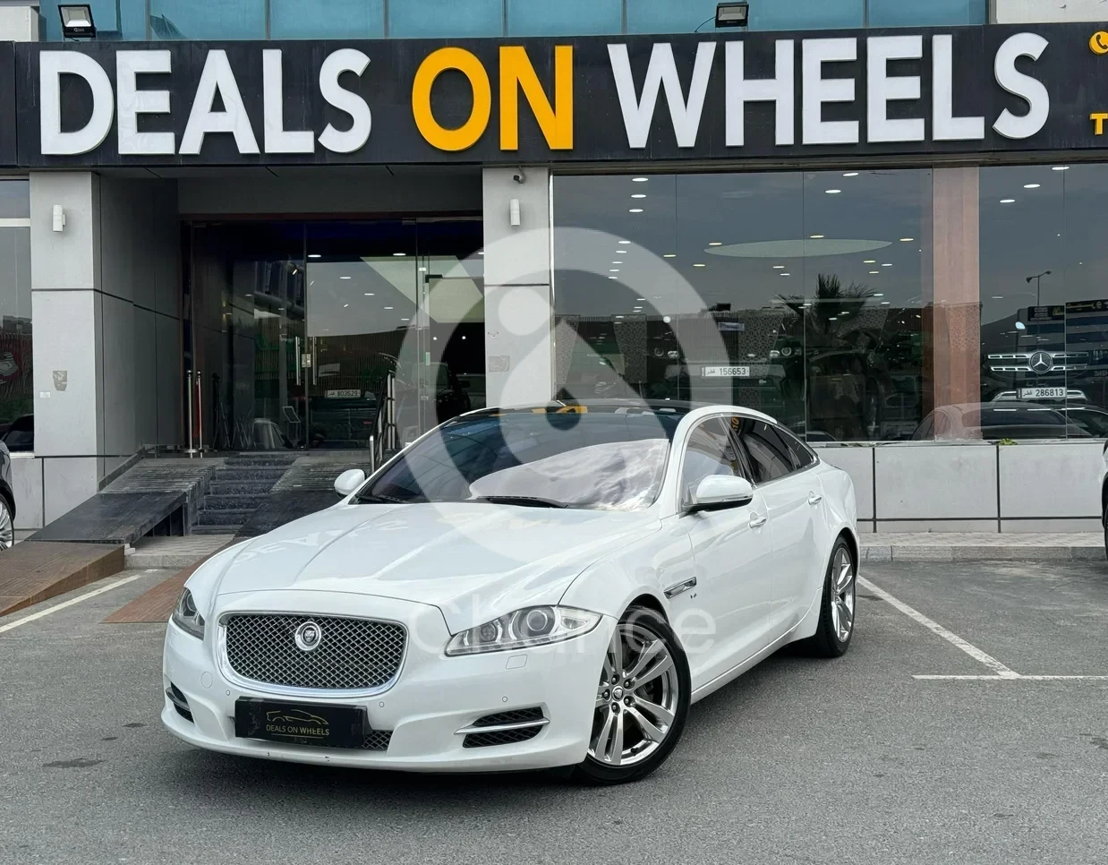 جاكوار أكس جي ال 2013 اوتوماتيك 55,400 كم 8 سلندر دفع خلفي سيدان أبيض